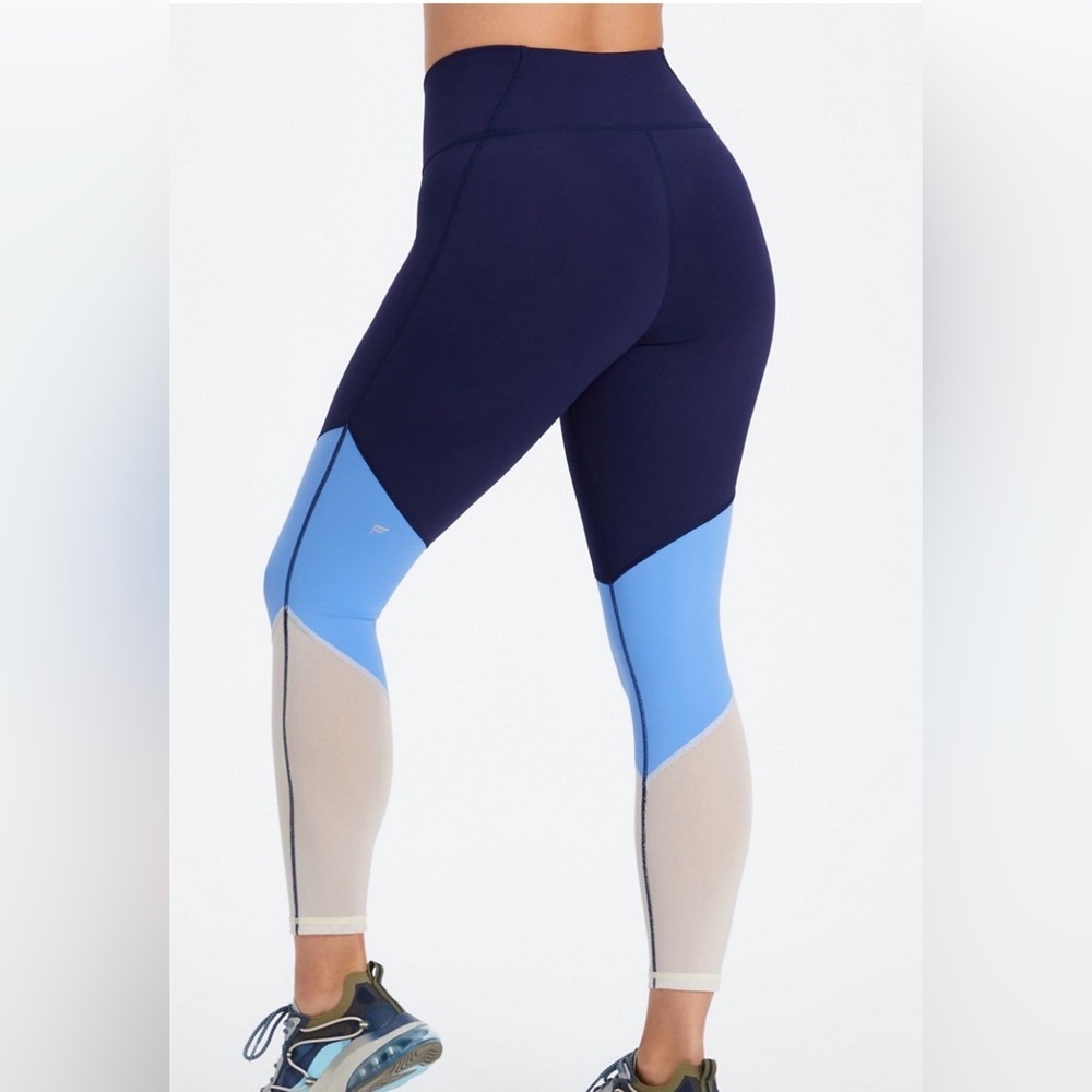 🏃🏽‍♀️Fabletics 🤍 3 BUNDLE Leggings - Picture 3 of 8